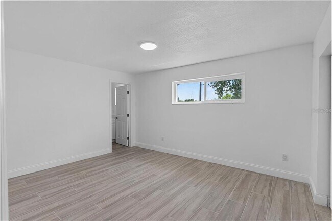Building Photo - 8201 Riverside Dr NE