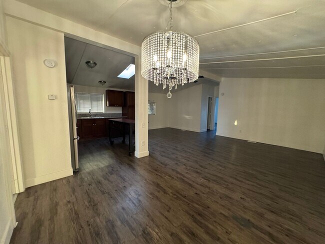 Building Photo - ***Gorgeous Home with a huge yard *** Ready for the ideal Family