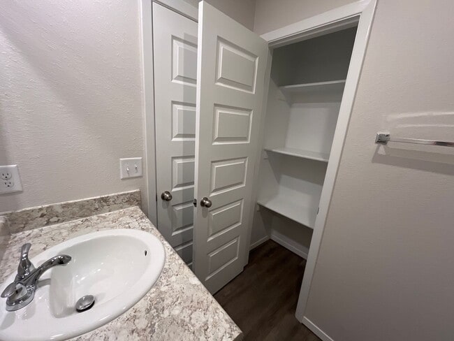 Building Photo - Pre-Leasing Now: Inviting 3-Bed, 2-Bath Home in Barberry Court