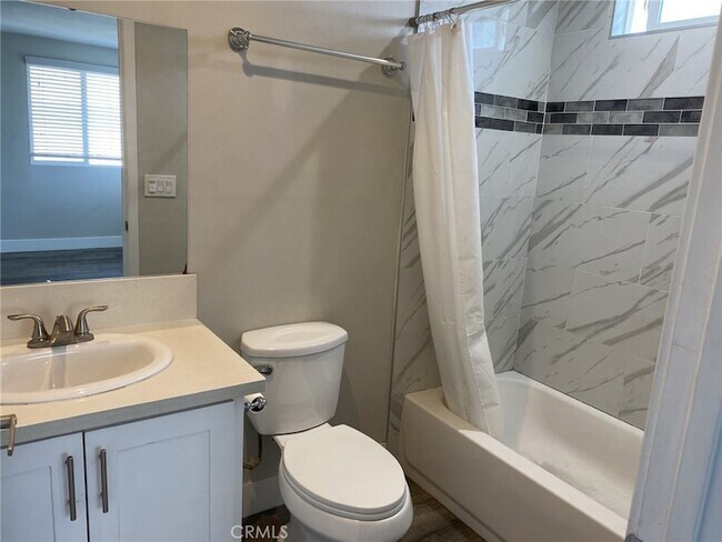 Building Photo - 2420 1/2 Folsom Street Unit