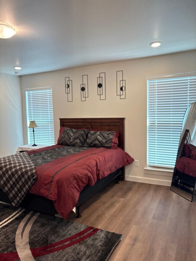 Building Photo - 2515 Kenwood Ave