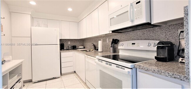 Building Photo - 3731 N Country Club Dr