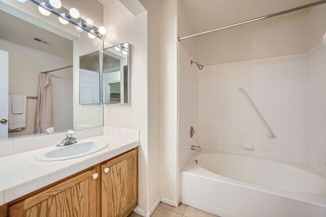 Building Photo - Fully Furnished 2 Bed/2 Bath Condo in Northwest Las Vegas!