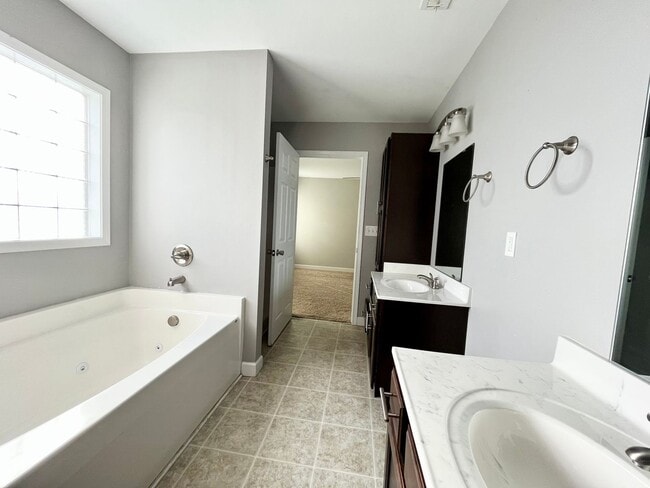 Building Photo - 108 Oakwood Ct