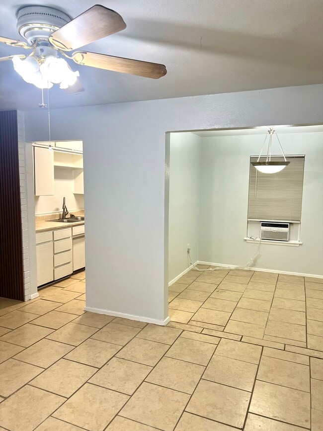 Building Photo - 2112 Tanglewood St