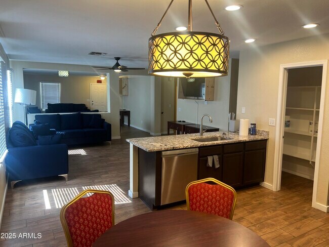 Building Photo - 3020 W Red Fox Rd