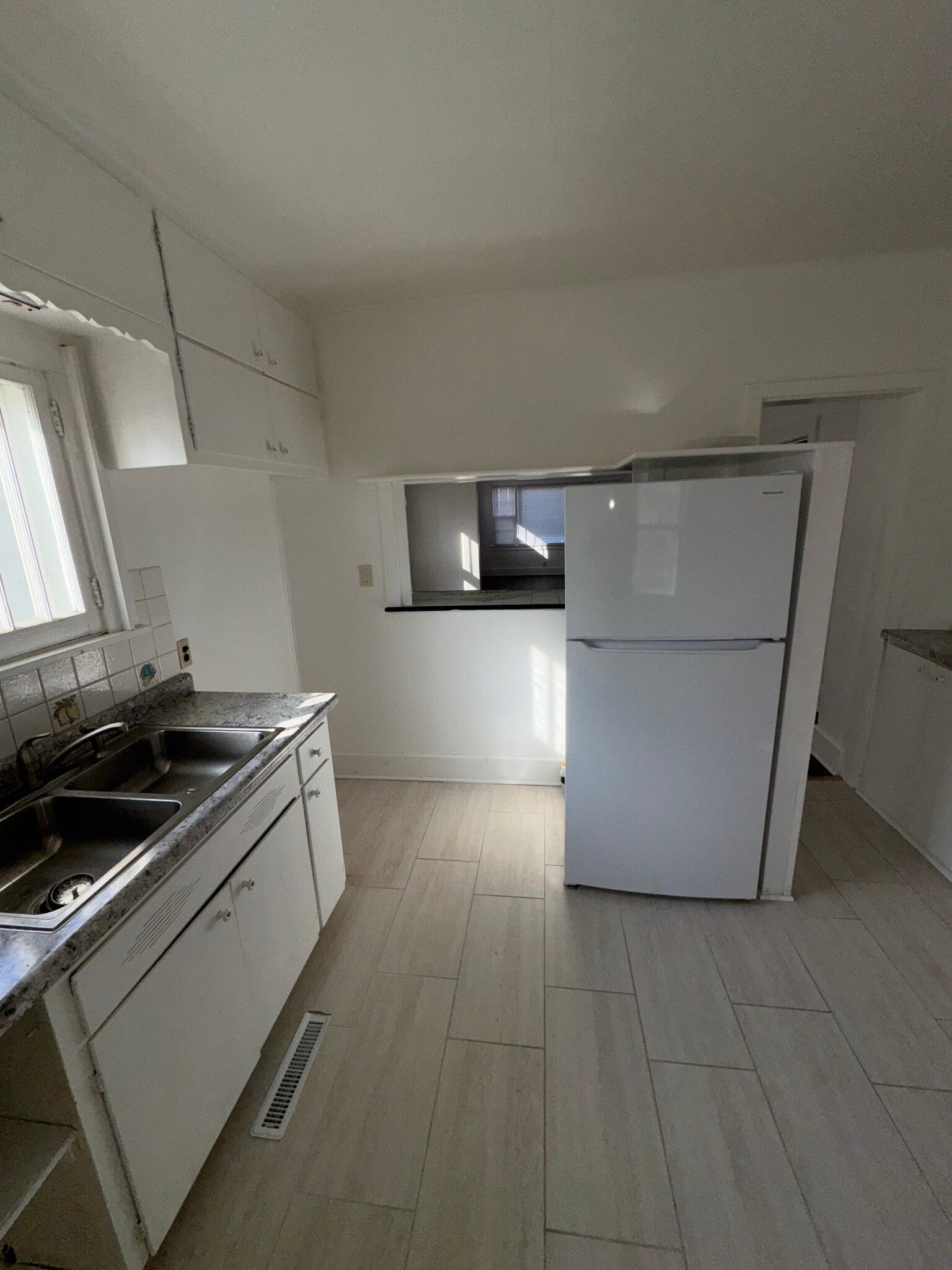 Kitchen - 1019 Romayne Ave