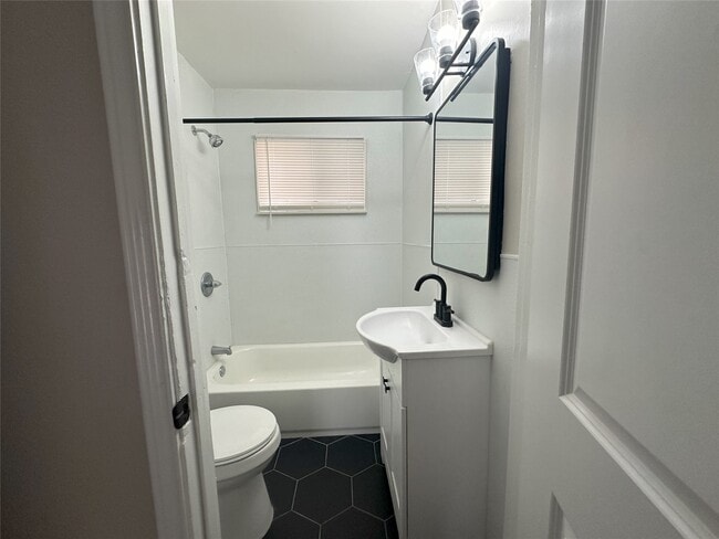Primary Photo - 515 Margil St