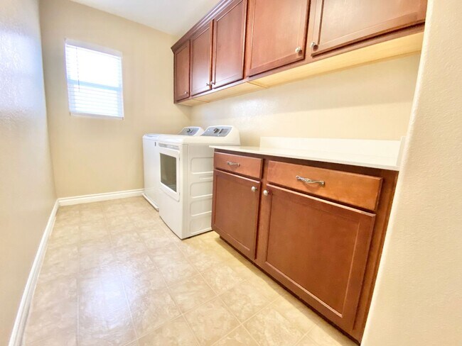 Building Photo - Inviting home with relaxing backyard spa in desirable Henderson location