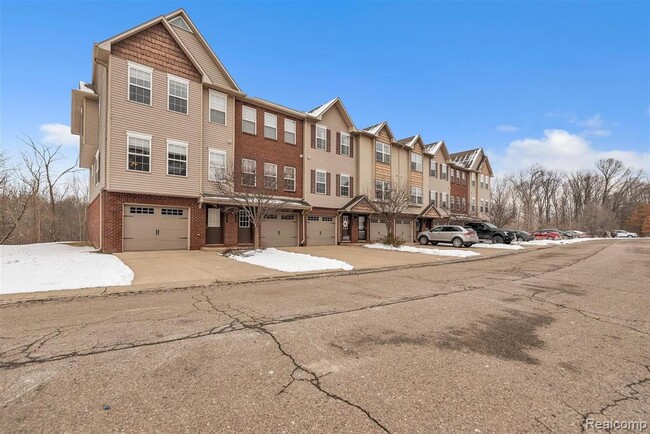 Building Photo - 2205 Knotty Pine Tr