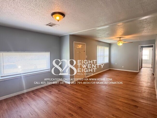 Building Photo - 1/2 OFF 1ST MONTH'S RENT! 3 Bed/1 Bath Single Family Home Available Now! Within 5 miles of TAFB!