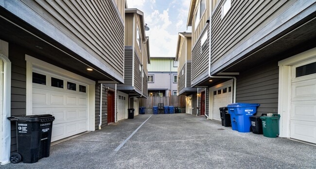 Building Photo - Nice 3 beds / 3.5 baths Townhouse in Greenwood/NW Seattle!