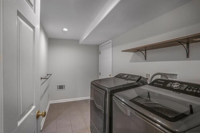 Building Photo - 3679 Donaldson Dr NE