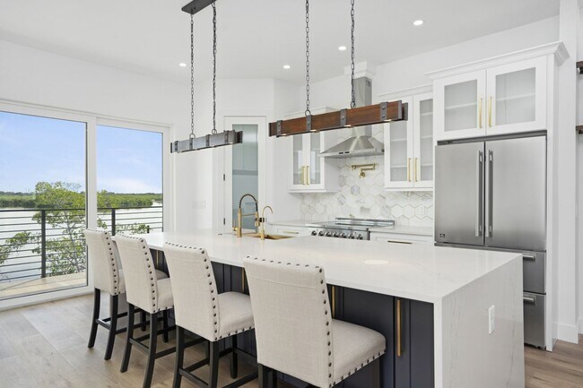 Building Photo - 5/3 Luxury Custom Home plus Boat dock, Pool and Stunning Views!!