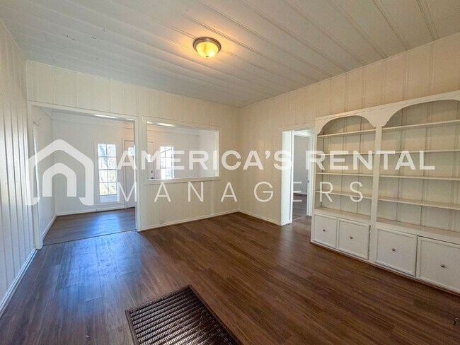 Building Photo - Charming & Spacious Graysville Home for Rent!