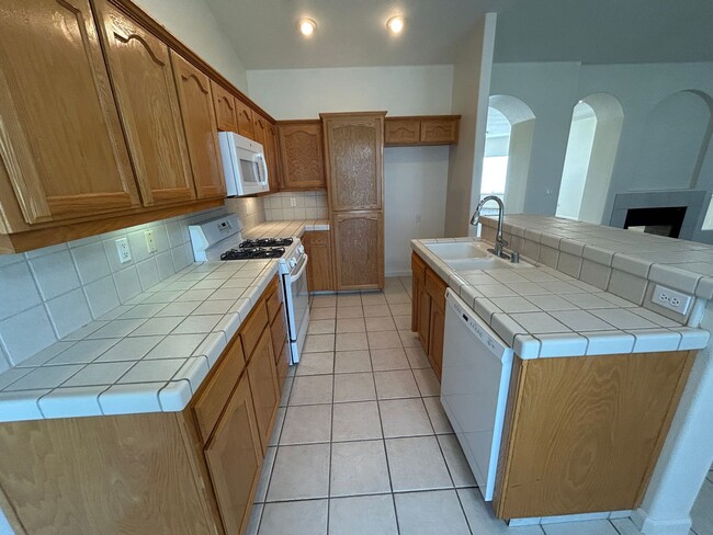 Building Photo - Spacious 4 bedroom home in Lemoore