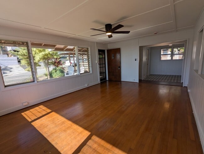 Building Photo - Ocean view upstairs 3 bed 2 bath 2 parking duplex near Likelike Hwy