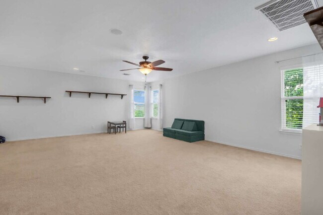 Building Photo - "Charming 3-Bed Oasis with 2.5 Baths in Sa...