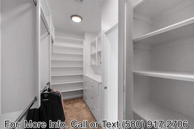 Building Photo - 6309 SW Oakmont Blvd