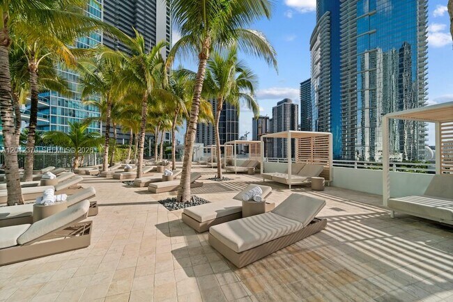 Building Photo - 900 Biscayne Blvd