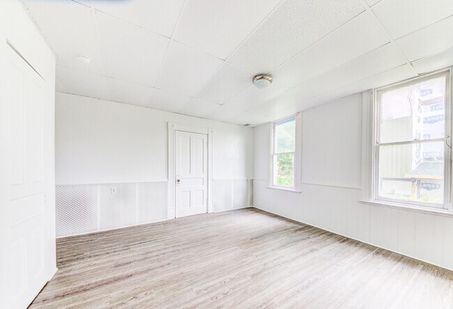 Building Photo - AVAILABLE AUGUST 2026 - Spacious Renovated 4 Bedroom, 1.5 Bath Home w/ AC!