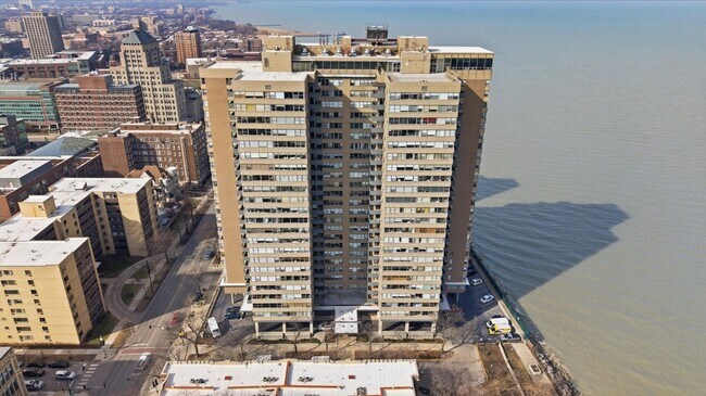 Building Photo - 6301 N Sheridan Rd