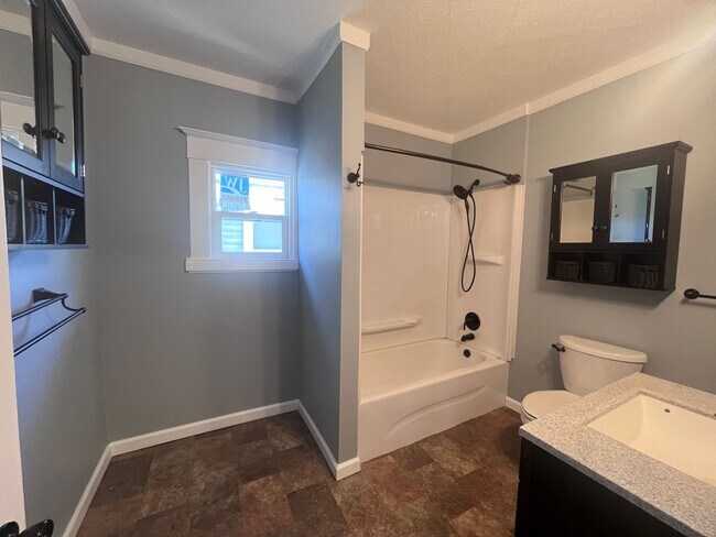 Building Photo - Large Single Family Five Bedroom Home!