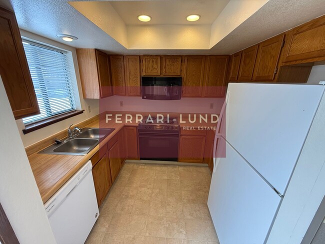 Building Photo - 2 Bed / 1.5 Bath Townhome – Central Sparks Near Baring Blvd - Kay DeAlba Property!!