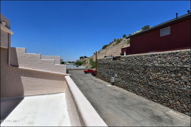 Building Photo - 710 N Resler Dr