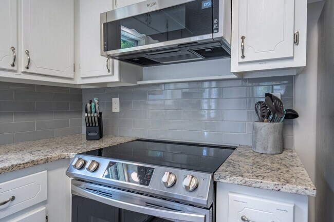 Building Photo - 25 Jennifer Ln