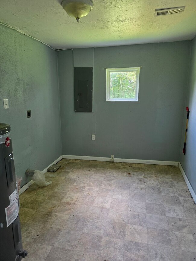 Building Photo - Spacious 3BD