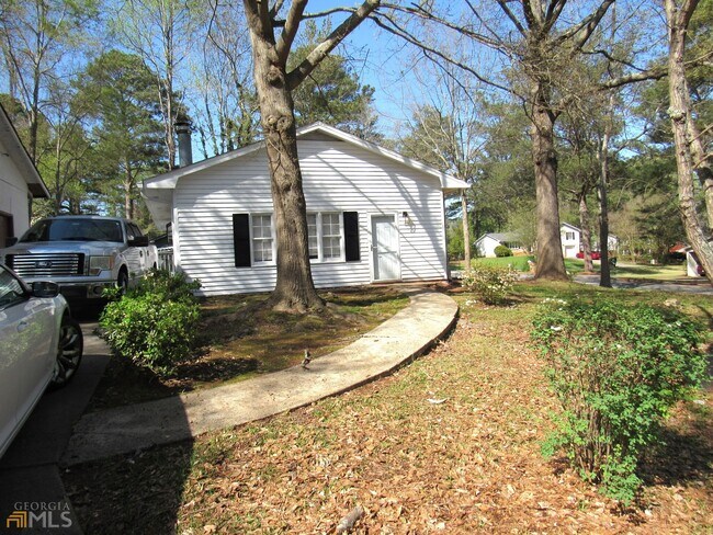 Building Photo - 8337 Holly Dr