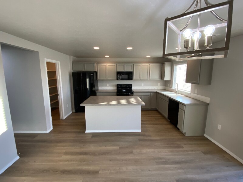 Building Photo - 1725 SW Miner St