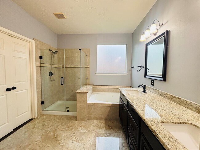 Building Photo - 1803 Stoneleigh Ct