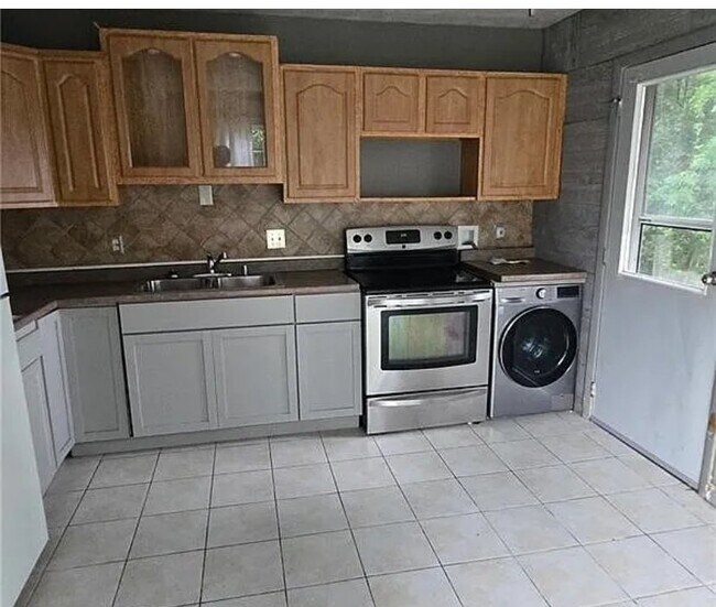 Building Photo - 584 Cedardale Dr