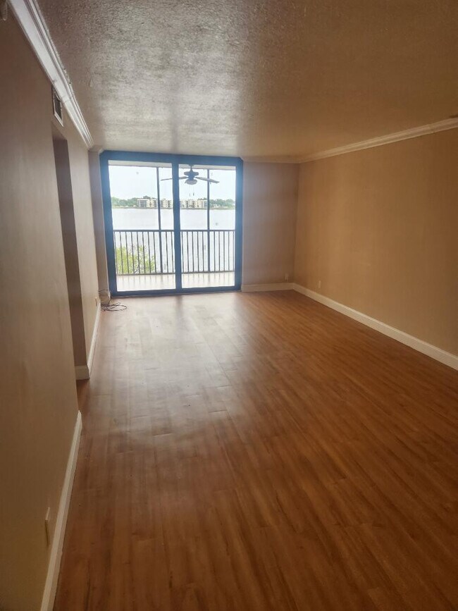 Building Photo - 114 Lake Emerald Dr