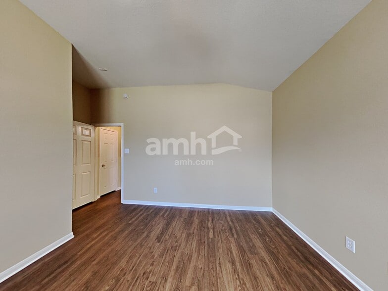 Building Photo - 21367 Village Crossing Ln