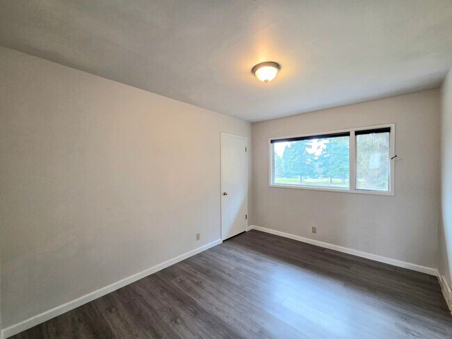 Building Photo - 4 Bed, 2 Bath -- Newly Renovated -- Home on Wenatchee Golf & Country Club's 16th Fairway**