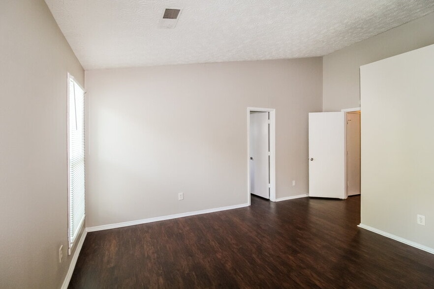 Building Photo - 1985 Glenwood Downs Dr