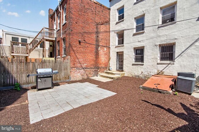 Building Photo - 815 L St SE