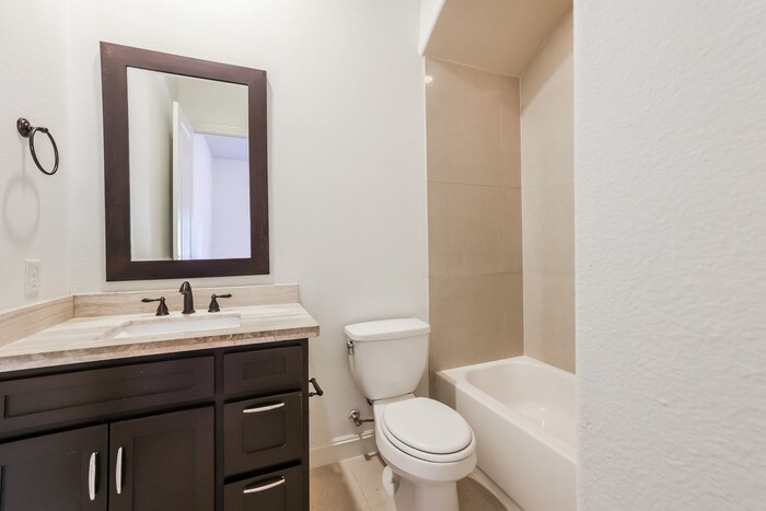 Building Photo - 2207 Hilshire Glen Ct