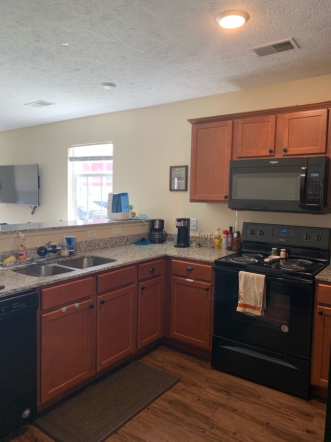 Kitchen - 4923 Allen Park Dr