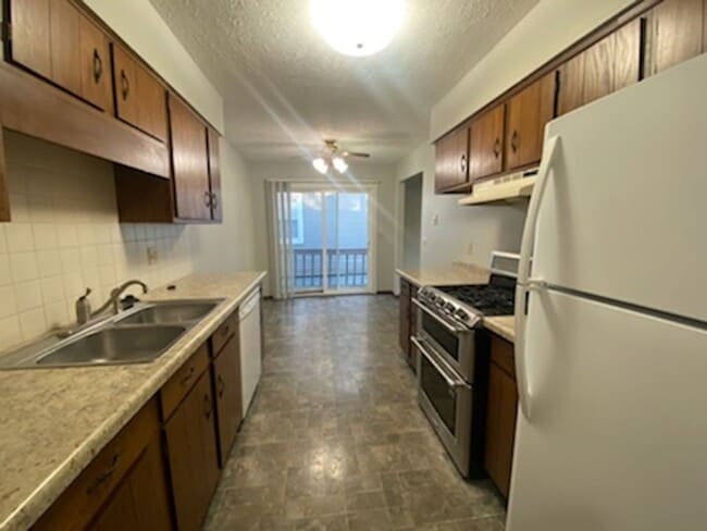 Building Photo - 3 Bedroom Home with Attached Garage!