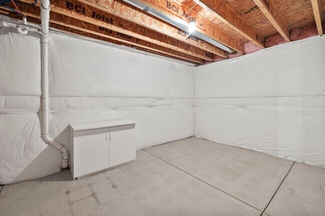 Building Photo - Immaculate & Stunning 4BD Ranch Style in C...