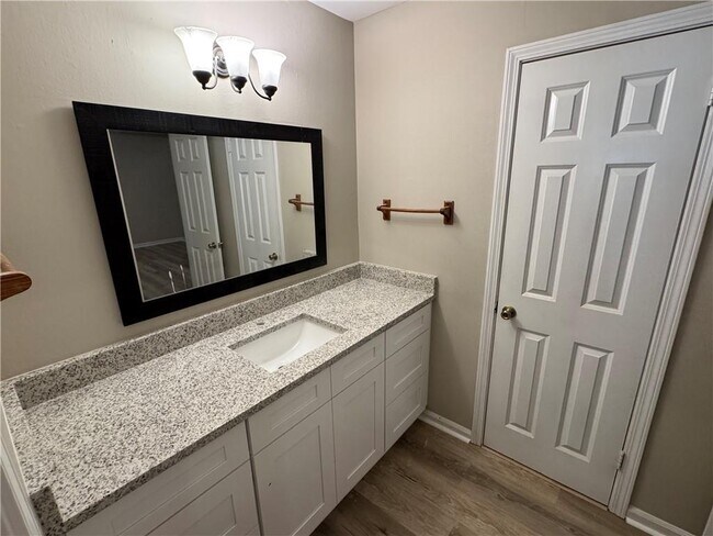 Building Photo - 5594 Laurel Ln NW