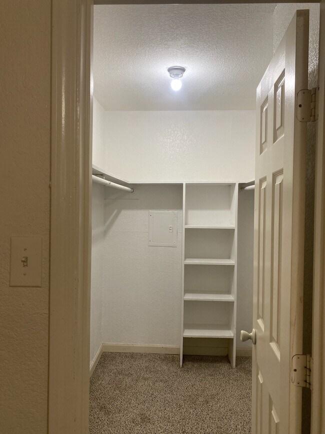 Building Photo - 8100 Creekbend Dr