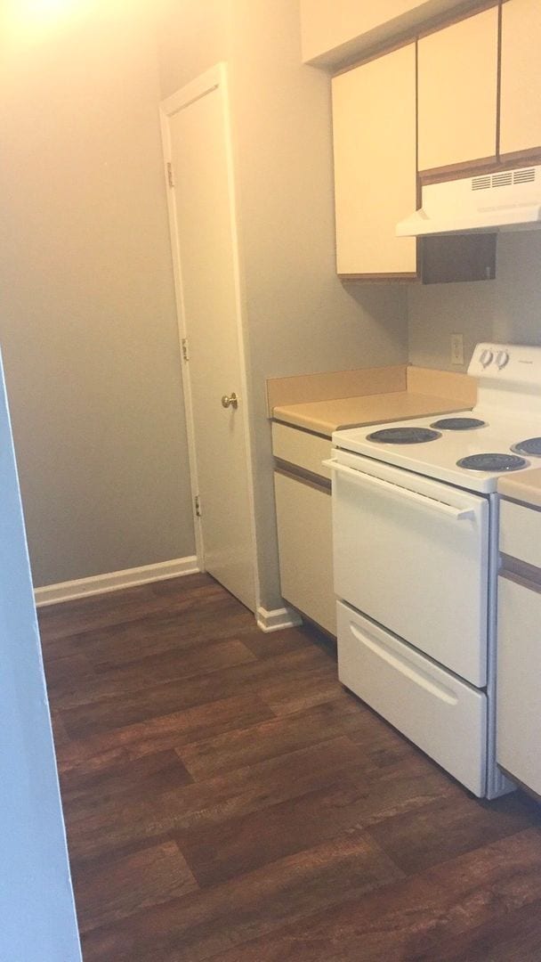 Building Photo - Great Two Bedroom Condo Available - 1010-5 Blueridge Dr.