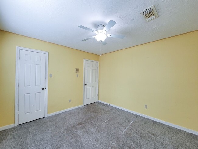 Building Photo - Amazing Cottage Charm Designer Home with Lush Landscaping, Sprinkler System, New Insulated Window...