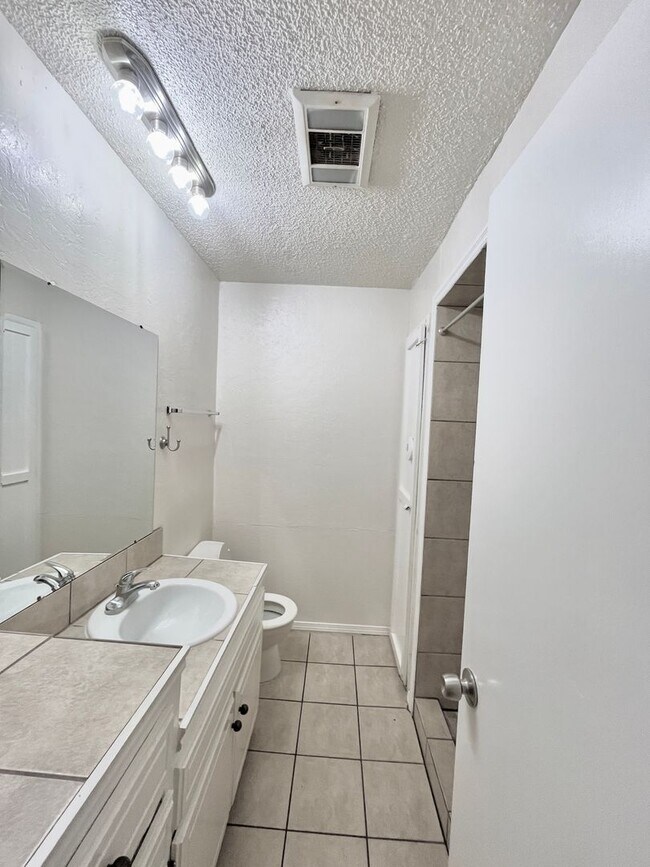 Building Photo - 905-907 Aspen