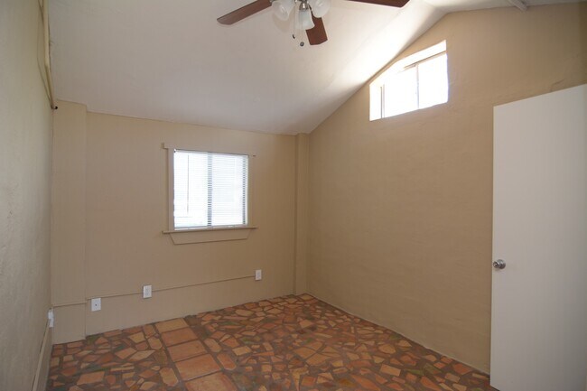 Building Photo - Charming 3 Bedroom 2 Bath House! Central T...
